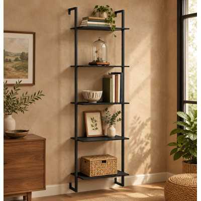 Pour un bureau à domicile, un salon ou un espace de travail, cette bibliothèque murale noire de style industriel en forme d'échelle comprend 5 niveaux, une structure en métal et mesure 40 cm de profondeur x 24 cm de largeur x 160 cm de hauteur.