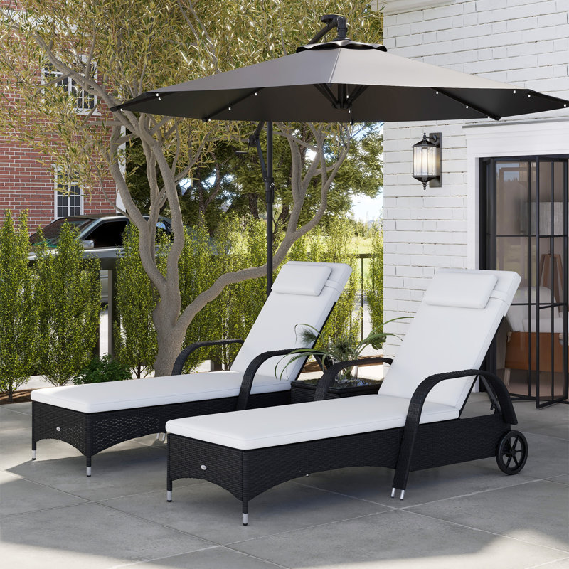 Ensemble de 3 chaises longues en osier avec table d'appoint, chaise longue de piscine en rotin PE à dossier réglable à 5 niveaux avec roulettes, coussin et appui-tête, noir et blanc crème