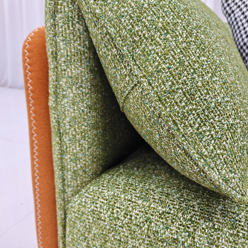 Fauteuil moderne à assise profonde avec revêtement vert olive et accoudoirs bouclés orange