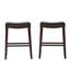 Tabouret brun en cuir brun, soutenu par un bois d'hévéa stable, rehaussé d'une fabrication robuste