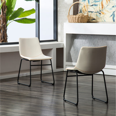 De 2 chaises de salle à manger en cuir Pu blanc. Solide et élégant. Pieds avec repose-pieds. L 18,5 po x P 22,25 po x H 31,5 po. Paire de chaises en cuir à assembler. Structure en métal fabriquée à la main. Revêtu pour plus de confort.