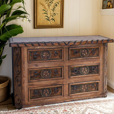 Commode à six tiroirs en cuir de vachette Black Hills, ornée de détails sculptés à la main et de quincaillerie de forgeron.