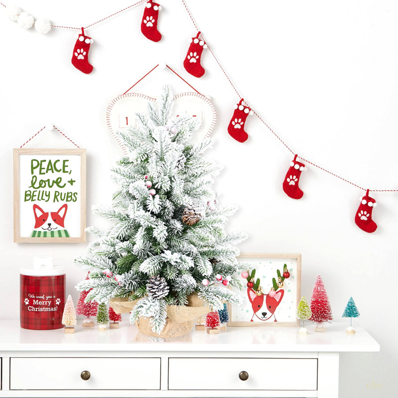 Arbre de Noël de table floqué 3 pi avec 355 pointes, branches en PE / PVC enneigées, 14 pommes de pin et 14 baies, base en ciment en toile de jute - petit arbre décoratif pour la maison et le bureau