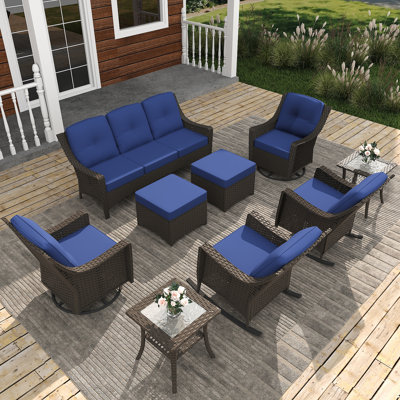 Ensemble de mobilier de patio 9 pièces 9 pièces, ensembles de conversation d'extérieur en osier brun avec chaises berçantes pivotantes, coussins lavables confortables et tables d'appoint à plateau en verre