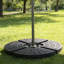 Base de parasol en porte-à-faux robuste de style ventilateur, 4 panneaux rechargeables avec de l'eau ou du sable (220 lb), PEHD résistant aux intempéries avec crochets de verrouillage en métal, empilable et portable, noir - pour la cour, la pelouse et la piscine