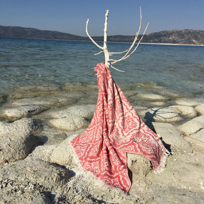 Premium Fouta Beach Towel, 100% Cotton, 35.4 x 67.0 inches | High Water Absorbent, Soft and Lightweight, 7.5 oz/sq ft | Machine Washable, Vibrant Red Color | Perfect for Beach, Pool, and Spa Use