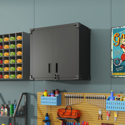 Armoire de rangement murale en métal avec 2 portes verrouillables, 1 tablette réglable et 1 tiroir ouvert