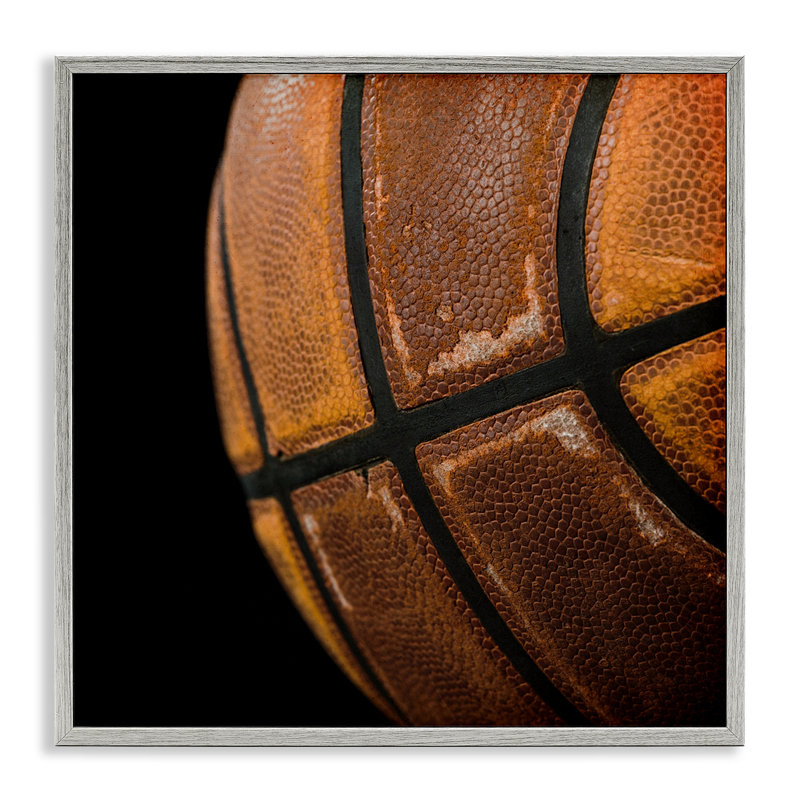 Gros plan de basketball sur estampe numérique, design par Kim Allen, H 17 po x l 17 po, Estampe numérique Farmhouse