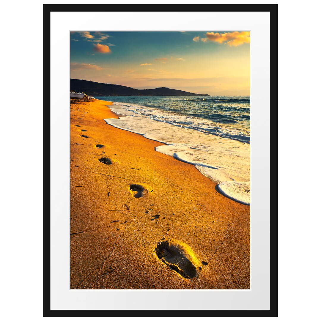 Gerahmtes Poster Fußabdrücke im Strand