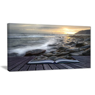 «Open Book to the Evening Sea» par Designart - reproduction de photo sur toile
