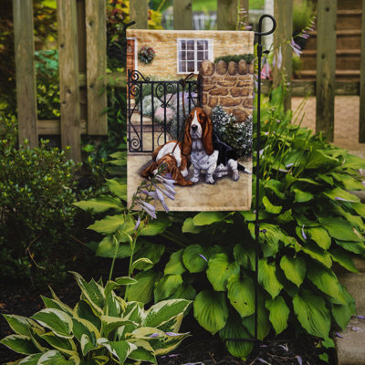 Drapeau de jardin Basset Hound at the Gate