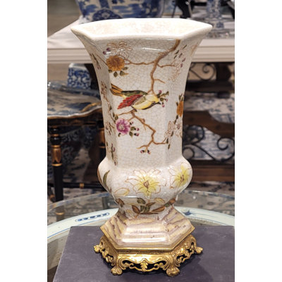 Vase hexagonal en porcelaine à motif floral et oiseaux d'automne avec bronze Ormolu de la collection Feralia
