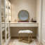 Tabouret de coiffeuse minimaliste moderne en fausse fourrure blanche avec structure en métal doré et miroir rond HD à base rose