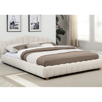 Grand lit en velours crème, lit plateforme moderne à profil bas pour chambre à coucher avec lattes et revêtement décoratif, rails latéraux décoratifs