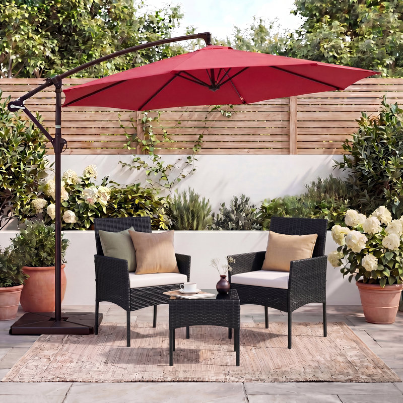 Ensemble de conversation de patio en osier 3 pièces avec parasol en porte-à-faux, Rouge vif, Noir