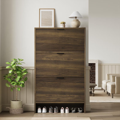 Armoire à chaussures pour le vestibule, armoire à chaussures cannelée avec 3 portes à tiroirs rabattables, grand range-chaussures dissimulé de 32 po de haut, organisateur de chaussures autoportant pour l'entrée, le couloir, le salon, le noyer