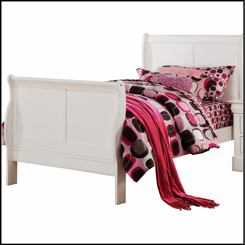 Lit-bateau blanc avec des courbes élégantes et une fabrication durable, parfait pour un décor de chambre intemporel