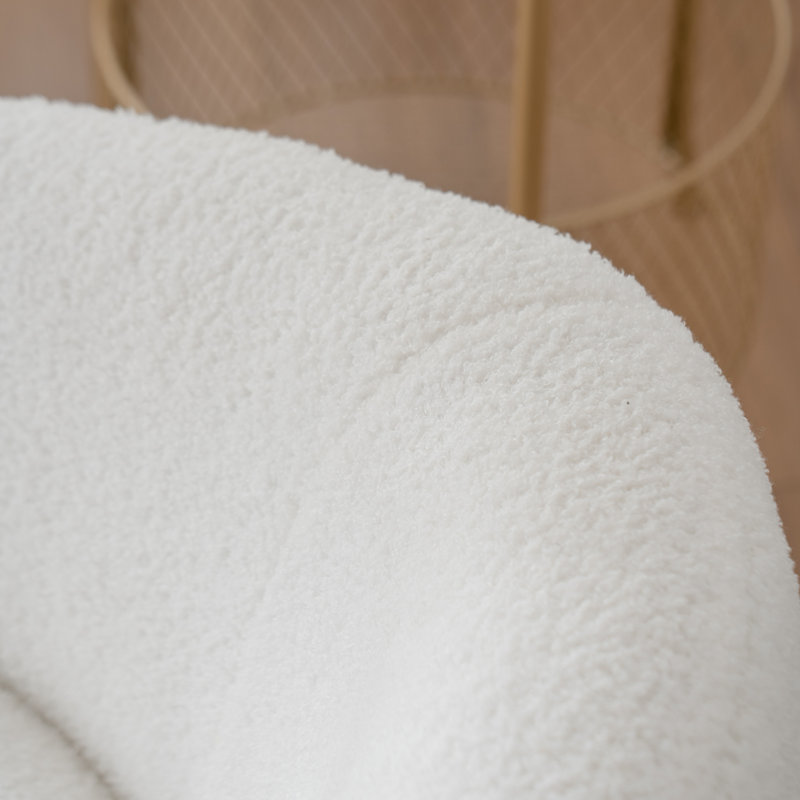 Fauteuil demi-tonneau avec repose-pieds Guerro, Fausse fourrure blanche