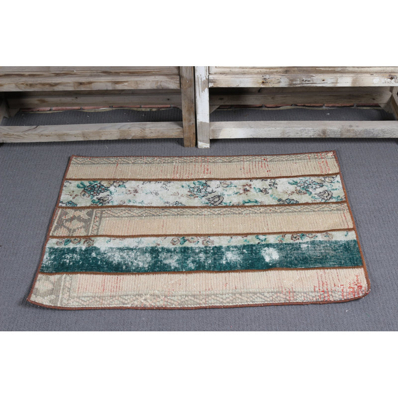 Petit tapis turc rétro en patchwork beige idéal pour la cuisine et comme tapis de porte éclectique reflétant un art antique d'Anatolie pâle
