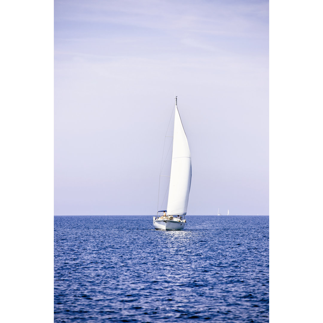 Segeln mit Segelboot von Mbbirdy - Druck auf Leinwand ohne Rahmen