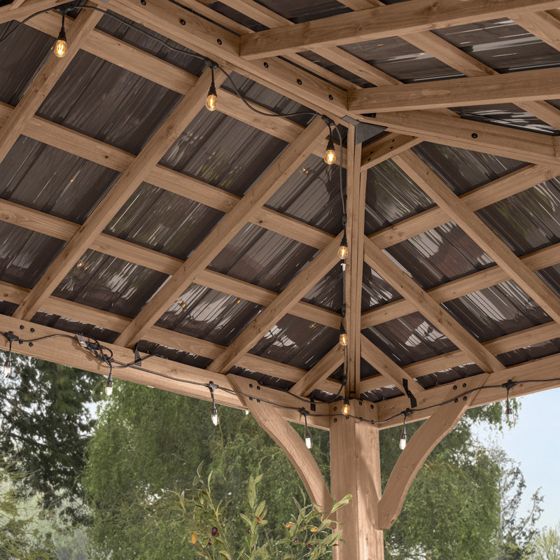 Abri de jardin extérieur en bois de cèdre 16 pi x 12 pi avec toit rigide en acier galvanisé et PowerPort Backyard Discovery Barrington