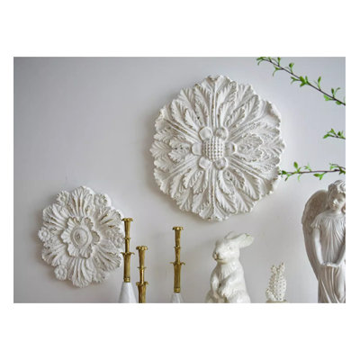 Retro distressed floral circular wall decoration
