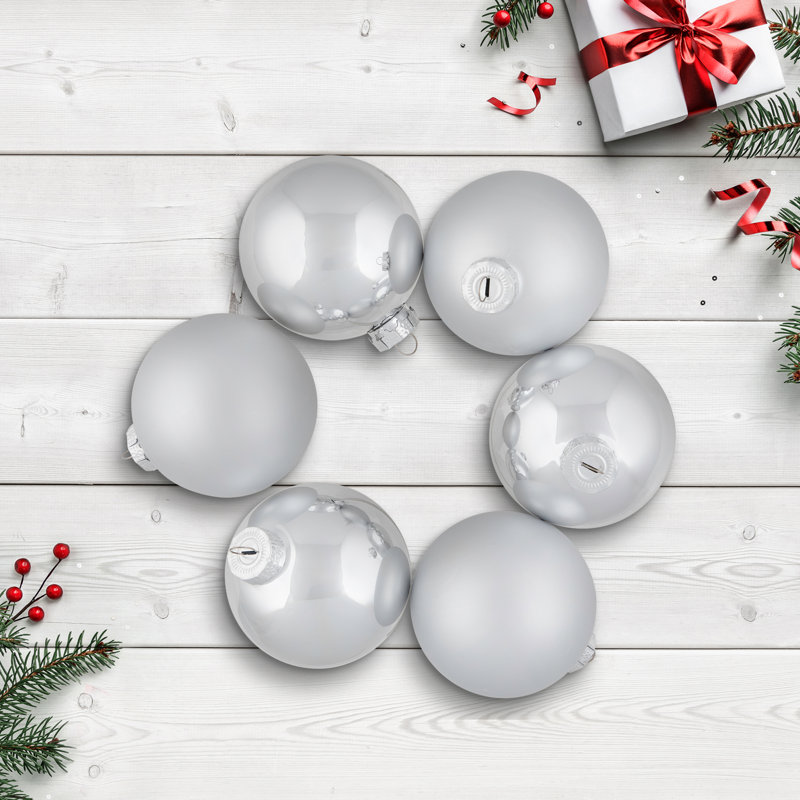 Ornement boule de Noël argentée brillante et mate