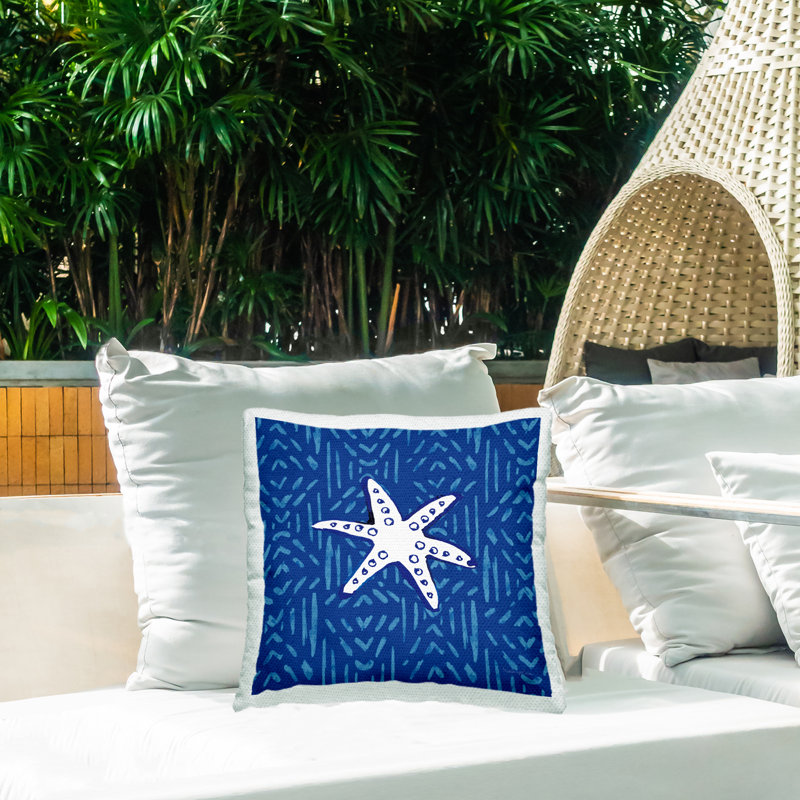 Coussin d'extérieur blanc avec imprimé d'étoiles de mer et de poissons blancs par Mercedes Lopez Charro
