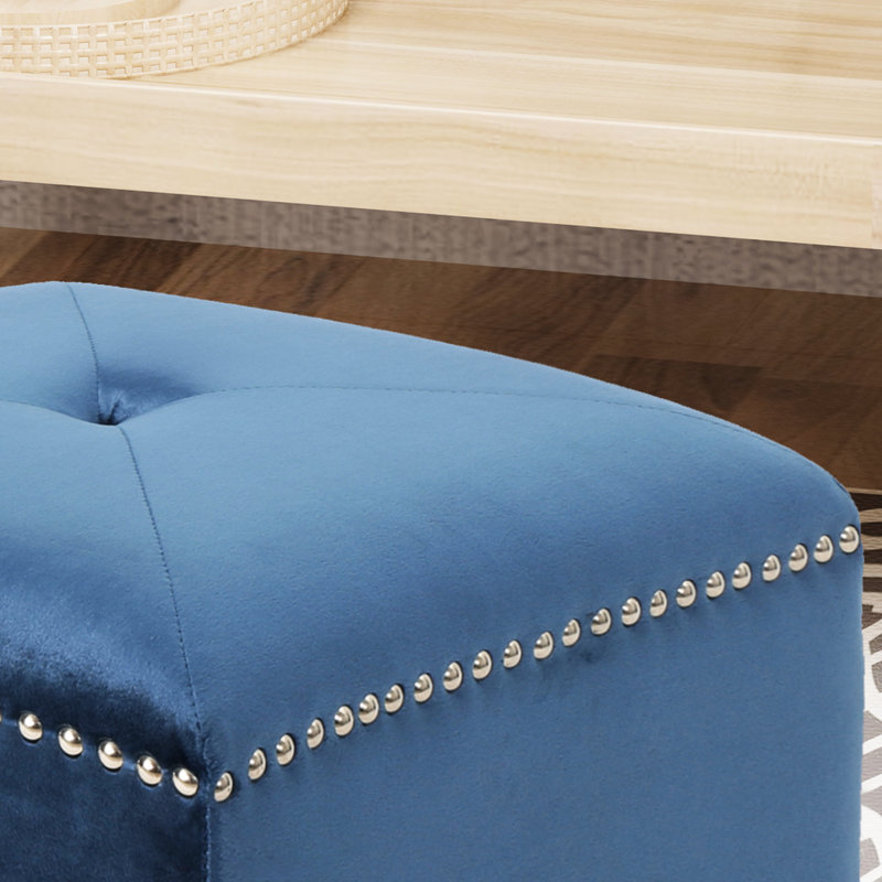 Carré avec velours doux et bordure cloutée - luxueux coussin bleu foncé