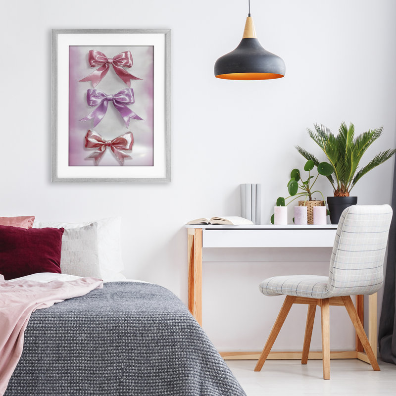 Blush and Satin Elegance, reproduction sous verre encadrée, design par Annabelle Hall, H 23 po x l 17 po, Cadre de ferme gris