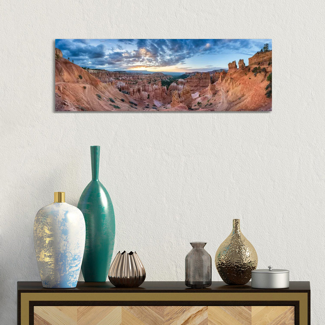 Sonnenaufgangspanorama im Bryce Canyon National Park, Utah, USA von Jan Becke - Panoramaleinwand auf Leinwand Giclée auf...