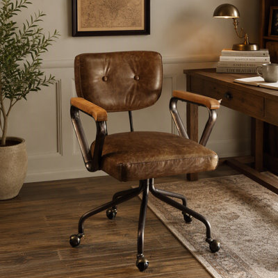 Fauteuil de bureau pivotant vintage en similicuir, orné de clous décoratifs, avec accoudoirs en bois et piètement en métal, sans relevage.
