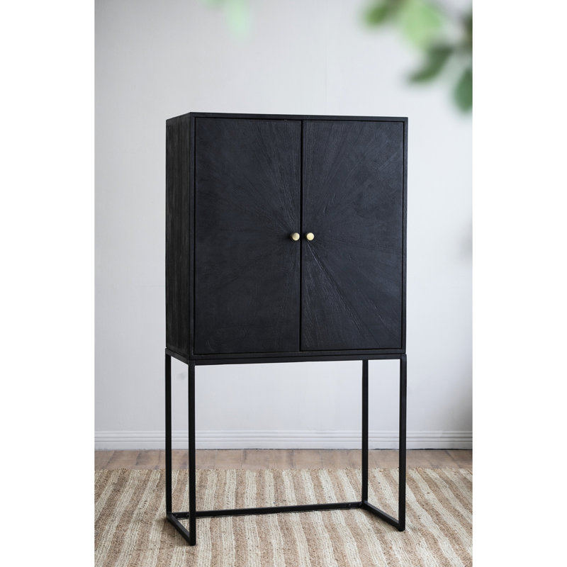 Armoire de 60 po de hauteur noire 31,5 x 16,5 - rangement fonctionnel avec base en fer élégante et deux portes pour plusieurs chambres à coucher, salon et chambre à coucher