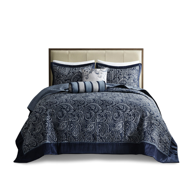 Couvre-lit très grand bleu marine - et une literie élégante pour une chambre à coucher glamour avec des coussins classiques et pratiques