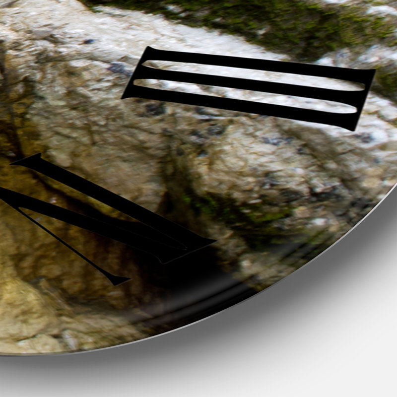 Cascade dans un canyon alpin - Horloge murale traditionnelle, Moyen