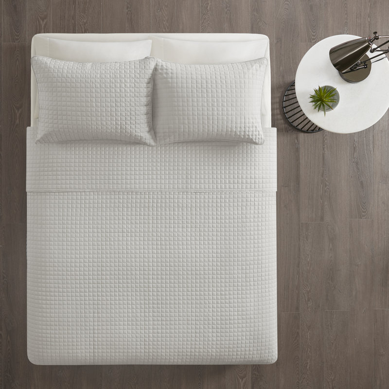 White King Reversible Microfiber Quilt Set