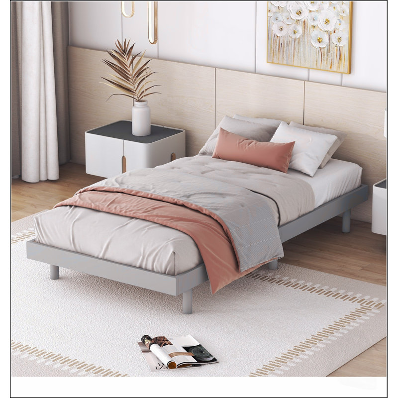 Cadre de lit flottant au design moderne avec lattes en contreplaqué durable et pieds en bois d'hévéa pour une stabilité accrue.