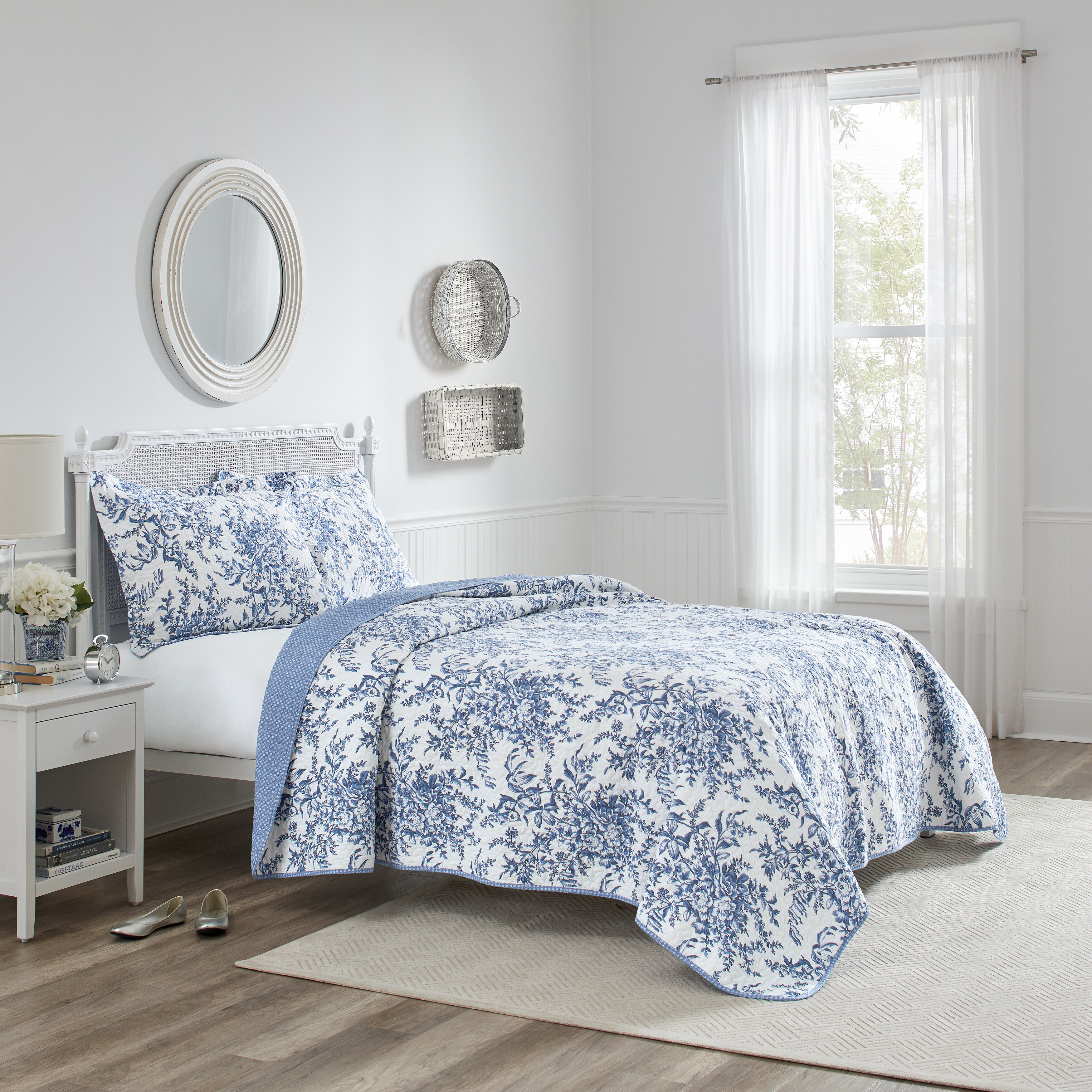 Laura Ashley King Size Quilt Set Cotton Reversible Bedding with Matching  Shams, Ideal for All Seasons & Pre-Washed for Added Softness, Breeze Blue