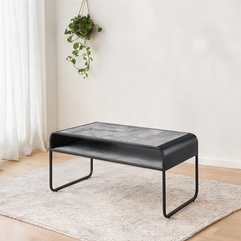 Table basse en bois aggloméré neutre gris et en acier avec tablette inférieure, style urbain industriel pour le salon
