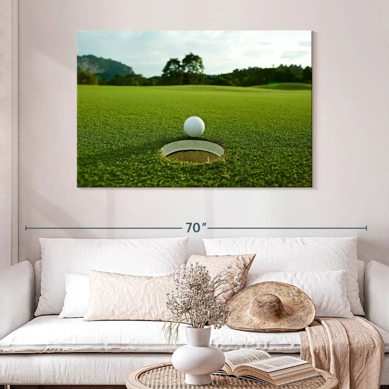 Balle de golf Sireci près du trou, H 32 po x l 48 po