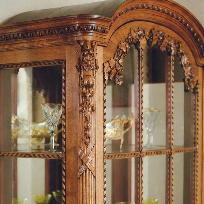 Vitrines en bois massif brun et verre