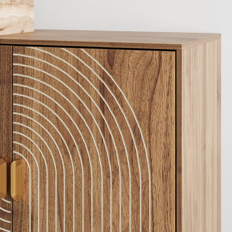 Buffet 62,6 po en noyer à 4 portes avec détails rainurés verticaux, crédence cannelée avec tablettes réglables - Armoire de rangement multifonctionnelle pour la salle à manger, le salon, le vestibule et la cuisine