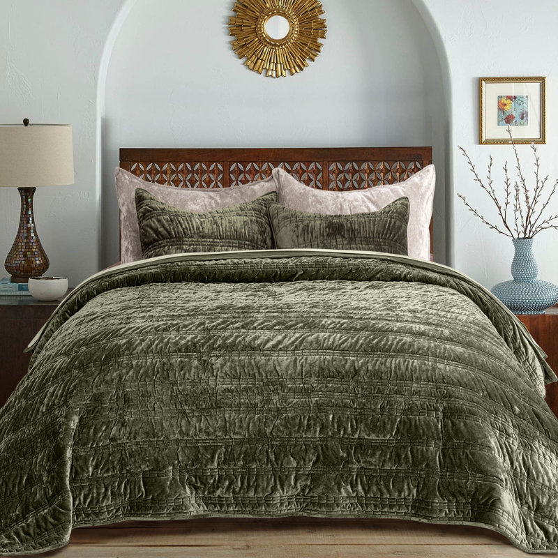 Ruched Crushed Velvet Quilt Set, Queen Quilt  + 2 Queen Shams, Pine Green