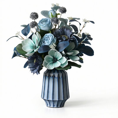 Fleurs artificielles dans un vase, arrangement de fausses roses et de magnolia avec un vase en céramique rayé bleu, pièce maîtresse florale artificielle pour la table à manger, décoration de salon