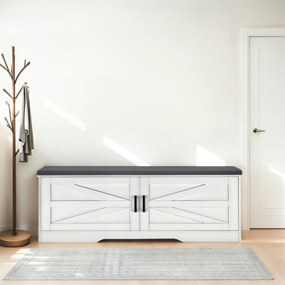 Banc de rangement à 2 niveaux, banc à chaussures de ferme avec coussin d'assise rembourré, banc d'entrée avec 2 portes de grange et 2 tablettes réglables, P 13,75 po x l 39,4 po x H 17,72 po, pour entrée, chambre à coucher, salon, blanc