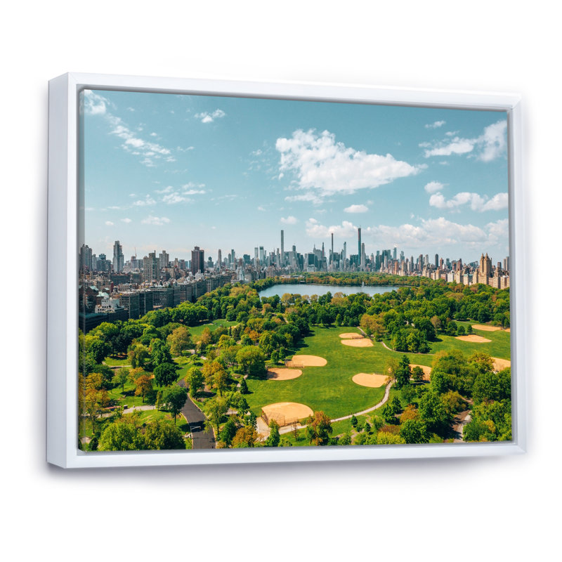 «Futuristic Golf in Central Park», reproduction sur toile, H 12 po x l 20 po x P 1 po, Cadre flottant blanc
