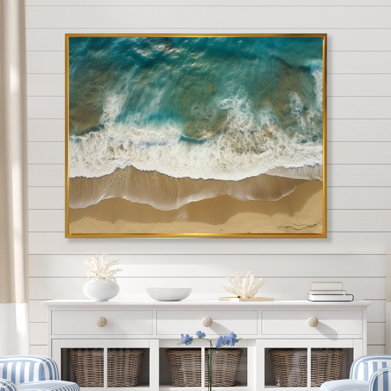 Vue aérienne des vagues tranquilles 3 - plage, art mural, Cadre flottant doré, H 30 po x l 40 po x P 1,5 po
