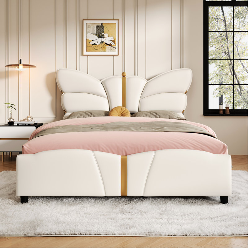 Structure de grand lit en tissu d'ameublement en cuir PU beige, tête de lit papillon et décorations en métal doré, bois massif, sans sommier, installation rapide