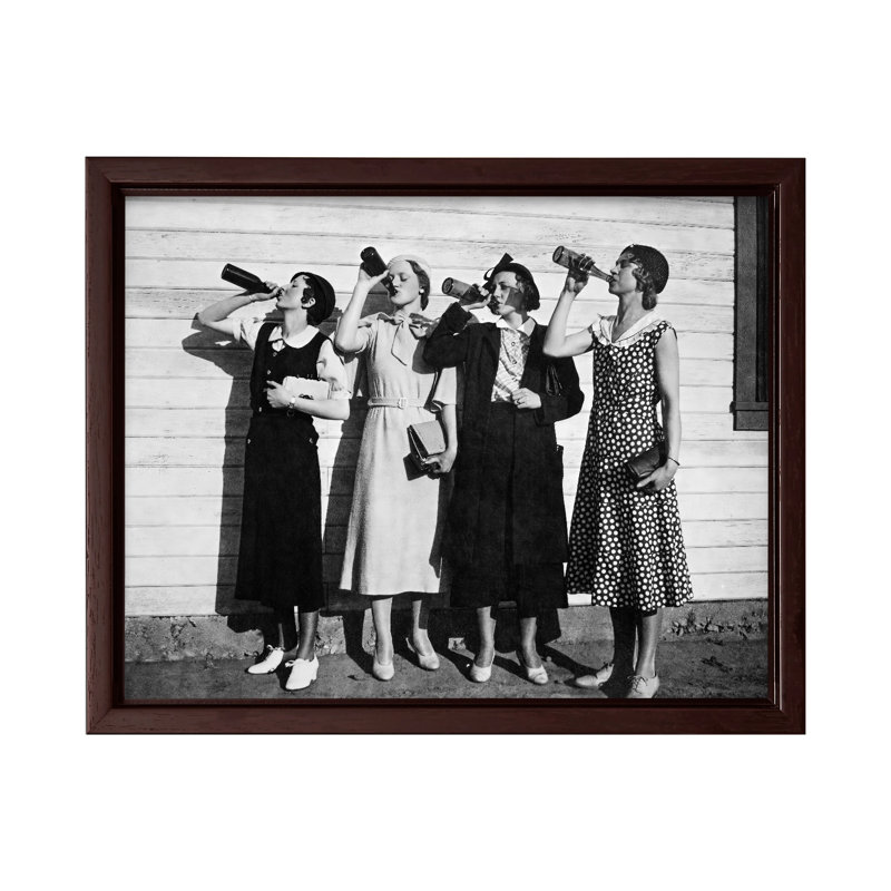 Flapper filles buvant, Canevas, H 08 po x l 10 po, Encadrement brun