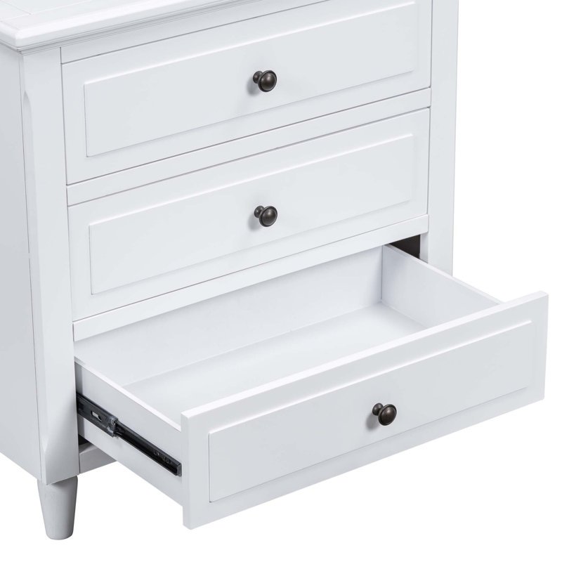 Adoptez une organisation sophistiquée avec une armoire de chevet dotée de trois tiroirs robustes, offrant suffisamment d'espace pour ranger des objets personnels et simplifier votre routine quotidienne.